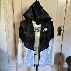 Women’s Nike light weight jacket.